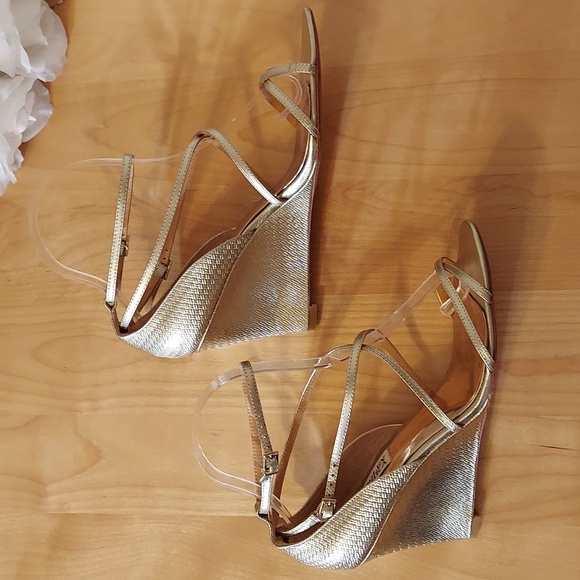 Badgley Mischka Soft Gold Embossed Pattern Leather Wedges Size 8 - Picture 8 of 16